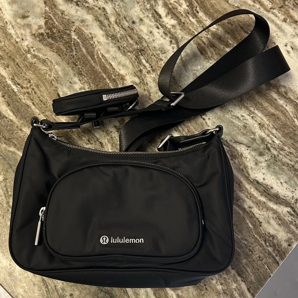 New without tag! Lululemon Black Crossbody Bag with nano pouch 2L - Picture 7 of 11